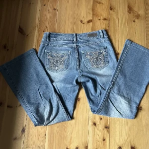 Lågmidjade bootcut jeans - Bra skick, skulle säga att dom är storlek 36-38