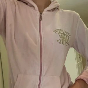 Juicy couture hoodie - supersnygg juicy couture hoodie köpt här på plick som säljes pga den tyvärr inte passar min stil längre. Använd ett fåtal gånger men fri från defekter🥰 Juicy couture 