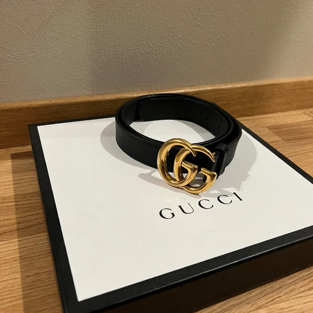 Äkta Gucci-bälte med både tillhörande påse och låda. Använd sparsamt, mycket fint skick. Kvittens på köp från Gucci’s hemsida finns.  Strl 90. Accessoarer.