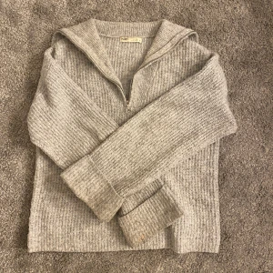 Stickad tröja - Fin grå stickad tröja ifrån pull & bear! Knappt använd och i super fina skick❤️