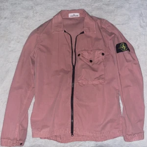 Stone Island Overshirt Rosa - Mycket fint skick, använt 5 gånger ish. Köpt på NK för 3150kr (Tyvärr inget kvitto)