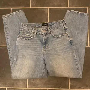 Mid waist vero Moda jeans. Använd ca 5 gånger, säljar pga den inte kommer till användning längre. Bra skick 