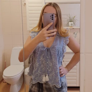 Oanvänd blåvit blus linne från Zara  - Säljer denna jättefina blåvita blus/linne från Zara trf collections då det inte riktigt är min stil. HELT oanvänd, lappen finns kvar!  Köpare står för frakt och jag ansvarar ej för postens slarv. Bara att höra av er vid frågor (: