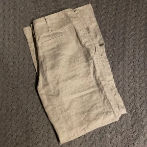 Beiga linnebyxor - Mysiga beiga linnebyxor i storlek S 