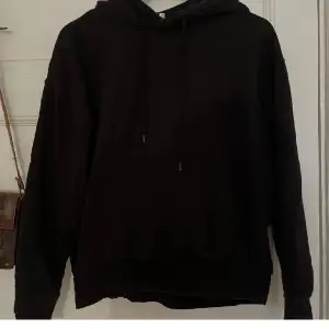 Säljer denna svarta weekday hoodie i storlek Xs! Bra kvalite och säljes då den inte längre kommer till användning! 💞💞 stor i storleken så passar en med S/M ungefär 