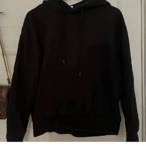 Svart hoodie  - Säljer denna svarta weekday hoodie i storlek Xs! Bra kvalite och säljes då den inte längre kommer till användning! 💞💞 stor i storleken så passar en med S/M ungefär 