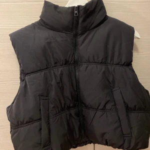 Väst från HM - "Säljer en svart H&M-väst i storlek M, men passar både S och XS. Endast använd två gånger. Köpte en ny och använder inte denna längre."