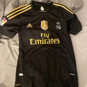 Ronaldo fotbollströja - Säljer denna fotbollströja. Ronaldo nummer 7🤍