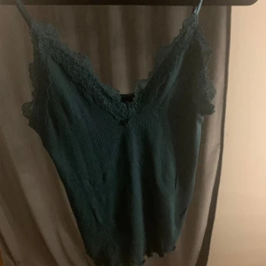 Spetslinne  - Säljer detta stretchiga spetslinne som inte kommer till användning och som knappt alls är använd. Väldigt strechigt i materialet och vet tyvärr inte märket på den💕men passar xs-m