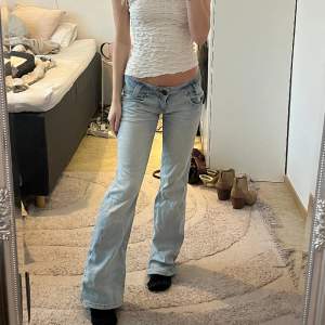 Så fina jeans från lee💕 midjemått: 76cm Innerbenslängd: 79cm  