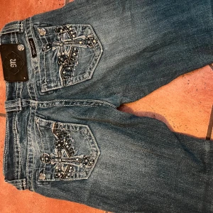 Miss me jeans  - Säljer ett par miss me jeans med vit/silvriga sömmar i superfint skick, nästintill oanvända storlek 25. Innerbenslängd: 85cm Midjemått rakt över: 39,5💕 800 +frakt eller lämpligt bud med rätt att neka💕