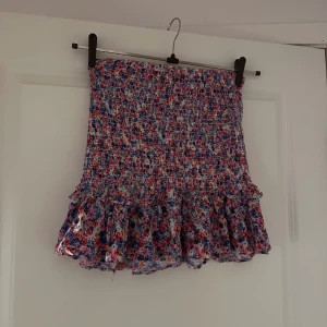 Mönstrad topp/kjol - En superfin mönstrad kjol/topp som är väldigt stretchig. Det är ursprungligen en kjol men går också att använda som en topp. I strl XS men går säkert att använda upp till en strl M 🩷 Från NewYorker