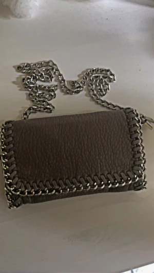 Tiamo väska - Ljusgrå Tiamo väska. Köptes för 500kr.