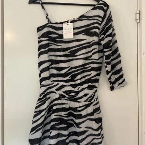 klänning - super söt klänning från Iza och Elles kollektion med Ginatricot som tyvärr inte passar mig, storlek 158/164 passar xs/ en liten s. Helt oanvänd och lappen sitter kvar, 100kr + frakt❤️