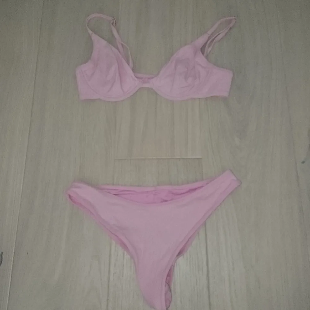 En rosa bikini aldrig använt. bra skick, köppt i Thailand . stolek s/m. Övrigt.