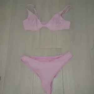En rosa bikini aldrig använt. bra skick, köppt i Thailand . stolek s/m