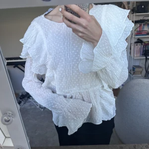 Blus - Fin sommarblus köpt här på plick💞 den är i nyskick, storlek M men passar både mindre o större skulle jag säga🩷 skriv privat för fler bilder