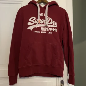 SUPERDRY hoodie  - Köpt secondhand! Men i bra skick dock är den lite blekt på vissa ställen men de är ingen som syns!! Köparen står för frakt 📦 