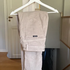 Beiga Manchesterbyxor  - Beiga manchesterbyxor i storlek 36, passar mig som vanligtvis bär storlek 36/S. Bild 3 ger en rättvis bild av färgen på byxorna. Skriv privat vid frågor eller funderingar.💌