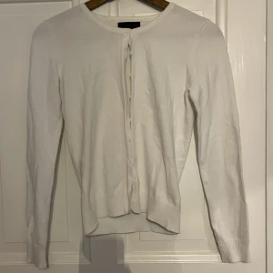 Vit kofta🤍 - Köpt secondhand men i väldigt bra skick och aldrig använd av mig! Köparen står för frakt 📦 🤍