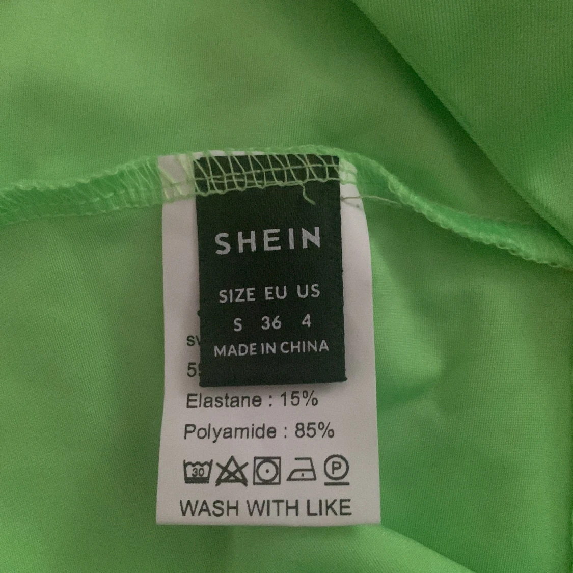 Linne med ”markering” vid brösten - 91