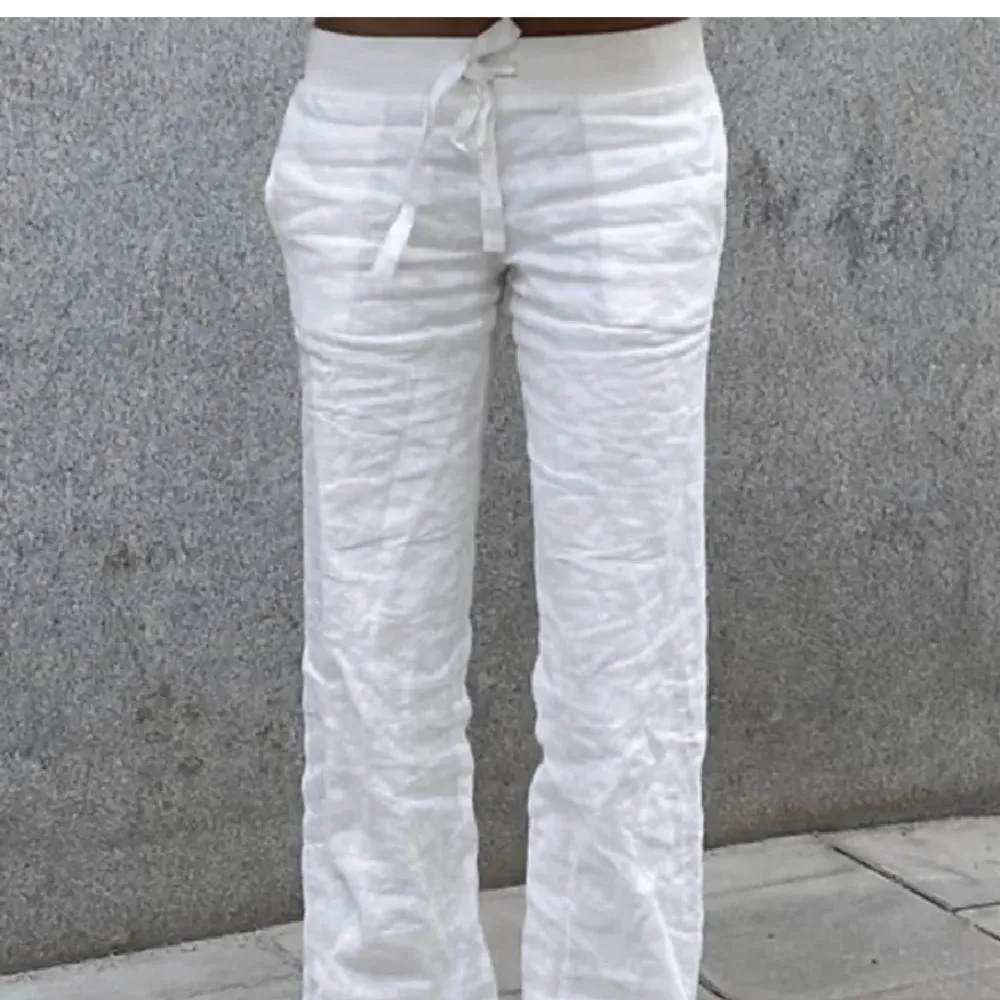 Säljer mina Alobha linnebyxor i storlek S, den nya modellen!😊. Jeans & Byxor.