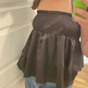 Satin volangkjol - Jättefin volangkjol i härligaste materialet! Använd 2 gånger! 🫶🏼kan användas som topp och kjol!