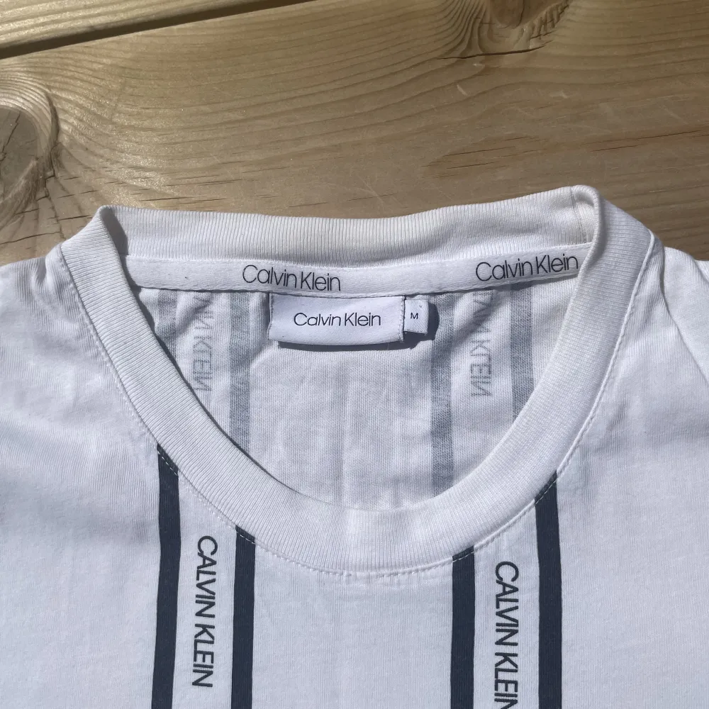 Tjena! Säljer en Calvin Klein T-short i storlek M. Plagget är använt fåtal gånger.. T-shirts.