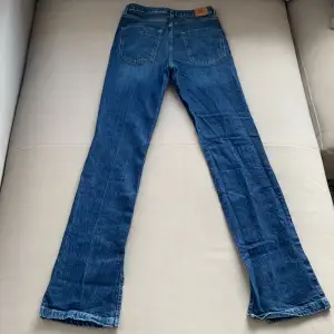 Säljer dessa washed flare jeans från Zara, då de är för långa på mig (jag är 168cm)💕 Innerben är 84cm💋