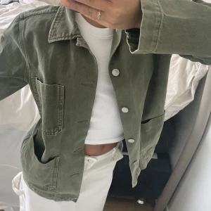 Jacka - Grön jacka ifrån weekday i nyskick superfin till både höst och vår❤️ Köpare står för frakt