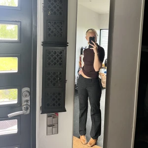 supersnygga kostymbyxor - Svarta kostymbyxor med mönster av rosor😍 Köpte second hand för en månad sedan men för små för mig😓 Står storlek M men skulle säga mer S