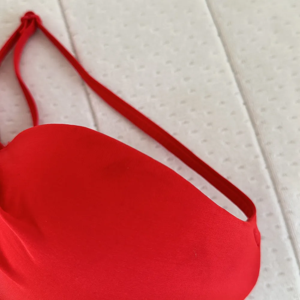 Röd Bikinitopp från Lindex. Den har en liten fläck på en kupan. . Muu.