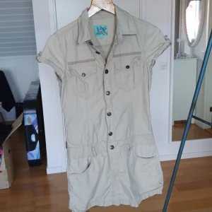 Klänning - Snygg klänning som tyvärr är förstor för mig.  Står att det är S men känns som en blandning mellan S/M  Pris kan självklart diskuteras  <3