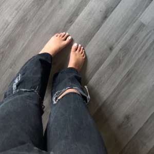 Håliga jeans från gina tricot - fint skick