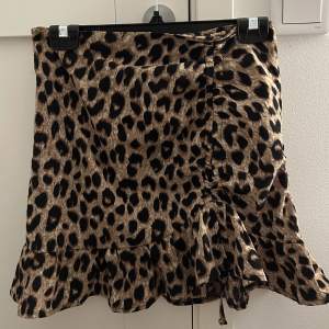 Jättegullig kjol med leopardmönster. jättefint skick, säljer då den tyvärr inte används längre 🤎