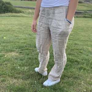 Linnebyxor - Bekväma linnebyxor från Chelsea! Bra skick. Midwaist och jag är 166 cm. Säljs pga liten användning Storlek: XS