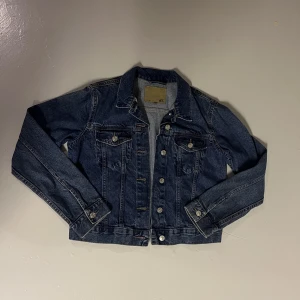 Blå jeansjacka  - Blå jeansjacka fån lager157 i strl M, trolig i storleken, använd fåtal gånger. Nypris: 250kr 