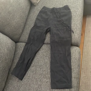 Zara byxor  - Byxor från zara som ser ut som linnenbyxor. Använda några få gånger och säljs på grund av att dom inte kommer till användning.