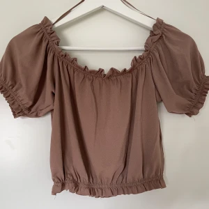 Söt topp! - Brun topp från Gina tricot, använd en gång!💖