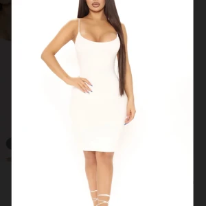 Vit klänning - Vit klänning med perfekt längd, helt oanvänd. Skön material med bra kvalitet. Bodycon.
