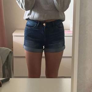 Blåa stretchiga jeans shorts som är perfekt till sommaren