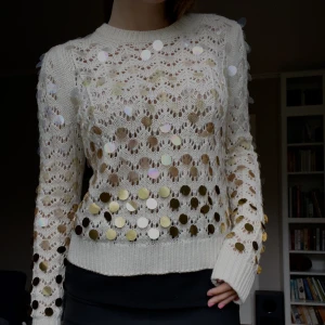 stickad tröja med paljetter - stickad tröja från marc jacobs med paljetter på! har en liten slitning vid ena handen (sista bilden) men den märks inte alls. alla paljetterna e på och i toppenskick!