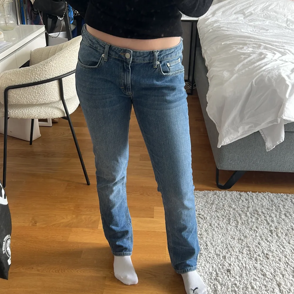 Mellanblå/mörk tvätt jeans från Nelly i strl 36, lågmidjad modell🩵 Vid frågor skriv gärna till mig, frakt tillkommer📦 vid snabbt köp kan priset diskuteras🌸🌸jag är 166cm för referens. Jeans & Byxor.