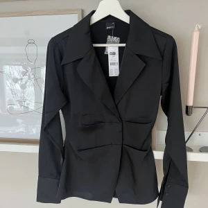 Blus - Helt ny blus med lappar kvar. 