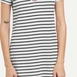 Klänning  - Svalkande tyg, så skön. Passar både till vardags och fest. Har i både XS och M