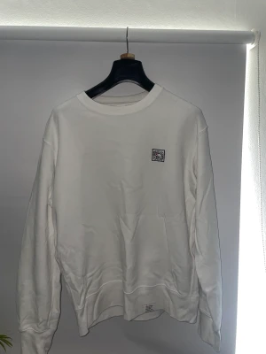 KEITH HARING SWEATSHIRT - En vit design sweatshirt från Uniqlo. Designad av Keith Haring