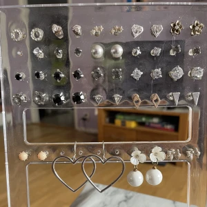 Örhängen - 10kr/st, 3 för 20kr, 6 för 45kr, alla för 100kr.   Vissa har använts mer än andra och vissa är helt oanvända💕 för mer information och bilder om specifika örhängen så är det bara att skriva till mig🫶