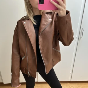 Skinnjacka  - Säljer min bruna skinnjacka från missguided i stolek 36. Den är oversized i modellen. Använd 1 gång. Skriv vid frågor eller fler bilder 