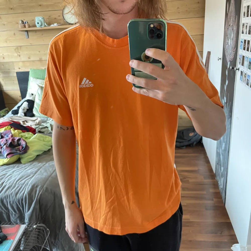 Orange vintage Adidas t-shirt⭐️ Storlek: Passar som M/L Min längd: 180 cm. T-shirts.