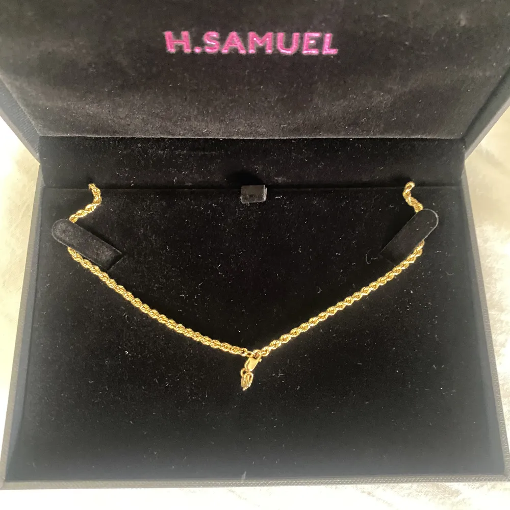 Hej, säljer min 18k guld halsband. Den är trasig därav det billiga priset. Går att att fixa på nån guldsmed för att få den till det normala Info: 18k äkta guld (725) 50cm (trasig) Cordell halsband Hör gärna av er vid eventuella frågor. Accessoarer.